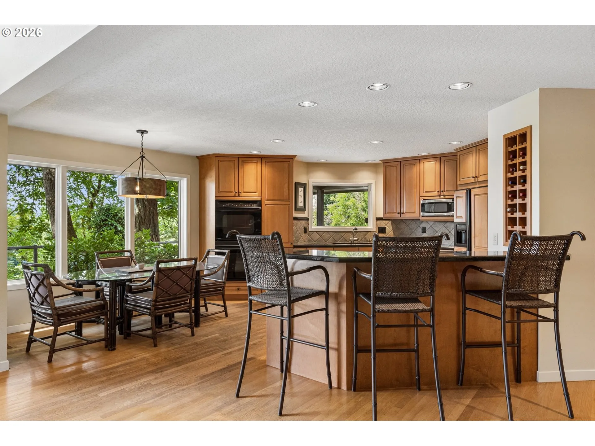 Kitchen-Breakfast Bar