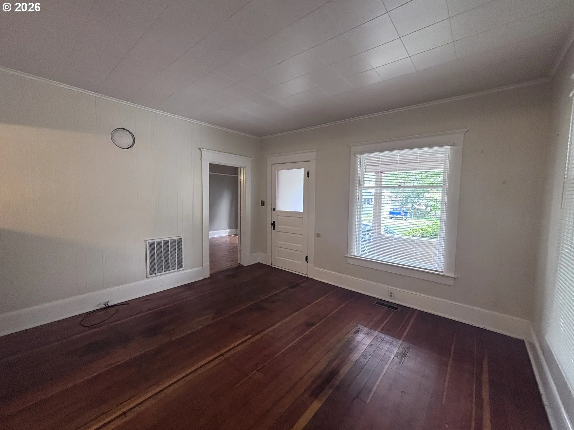 Living Room/Entrance
