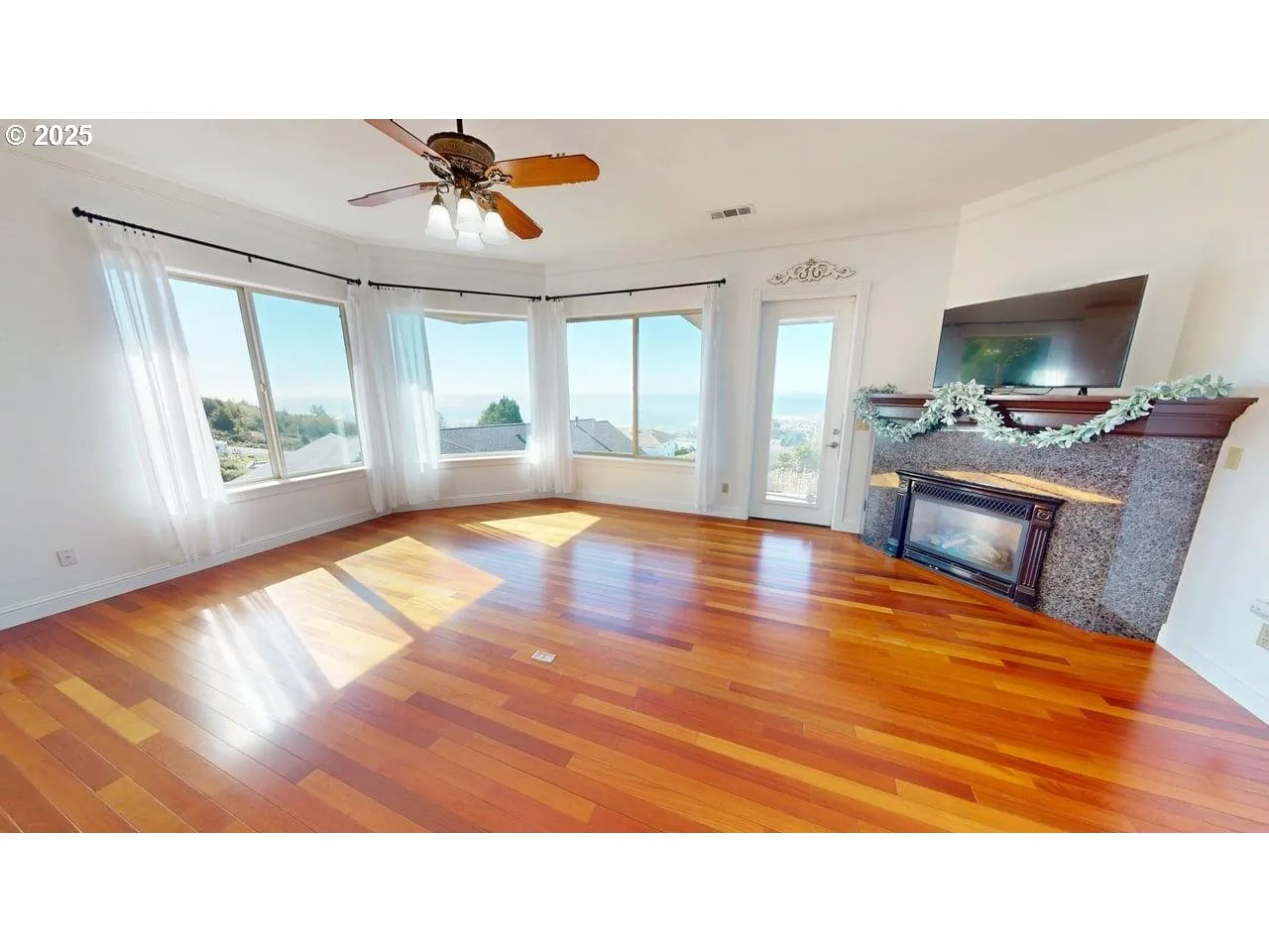 Living Room-Fireplace