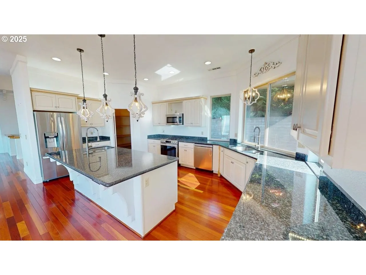 Kitchen-Breakfast Bar