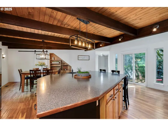 Kitchen/Nook-Island