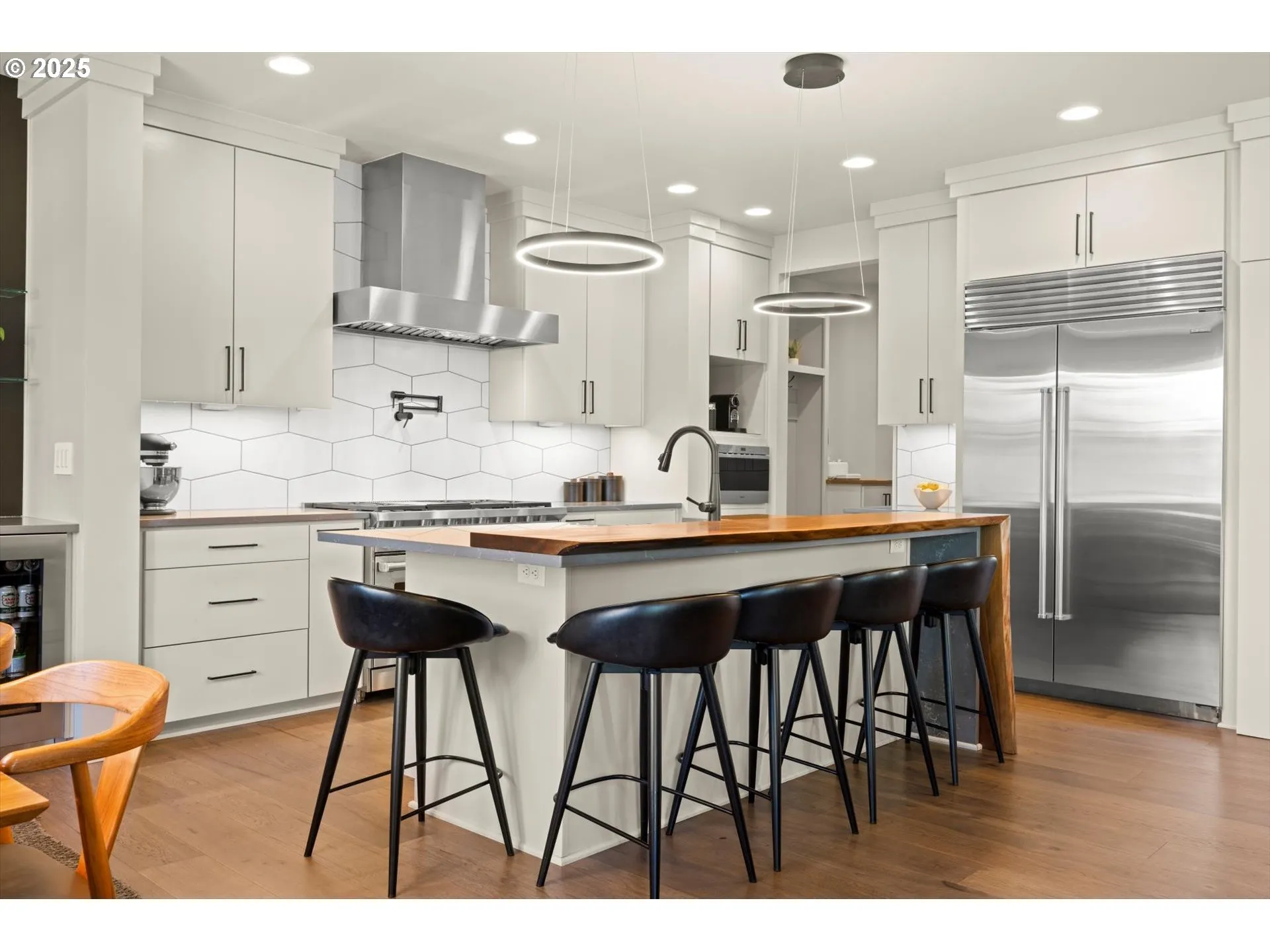 Kitchen-Breakfast Bar