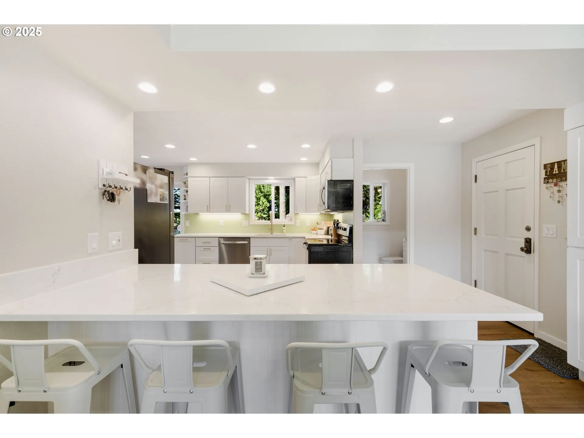 Kitchen-Breakfast Bar