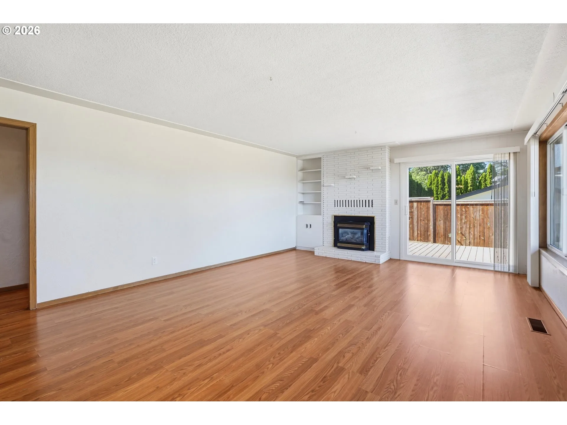 Living Room/Entrance