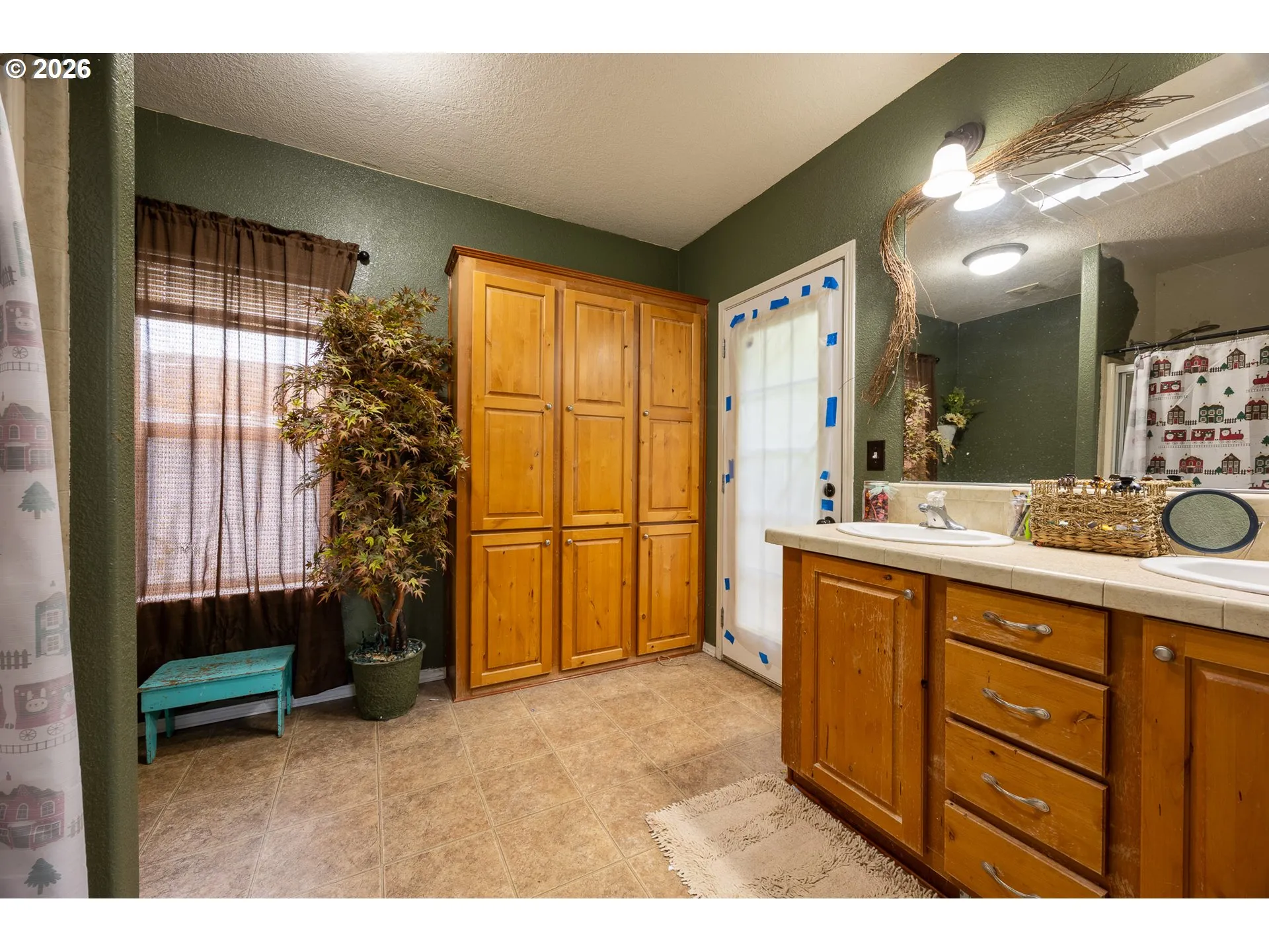 Bathroom, Attached-Double Sinks