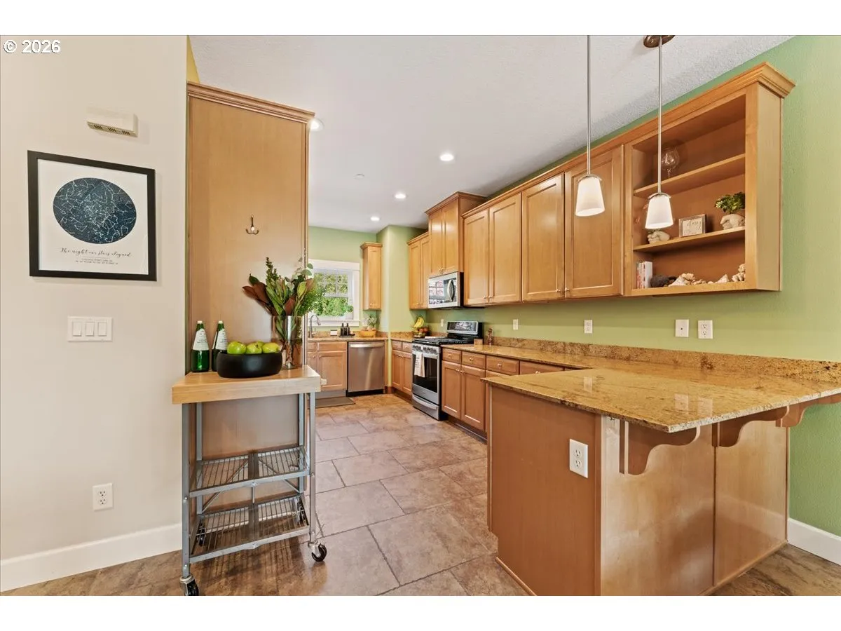 Kitchen-Breakfast Bar