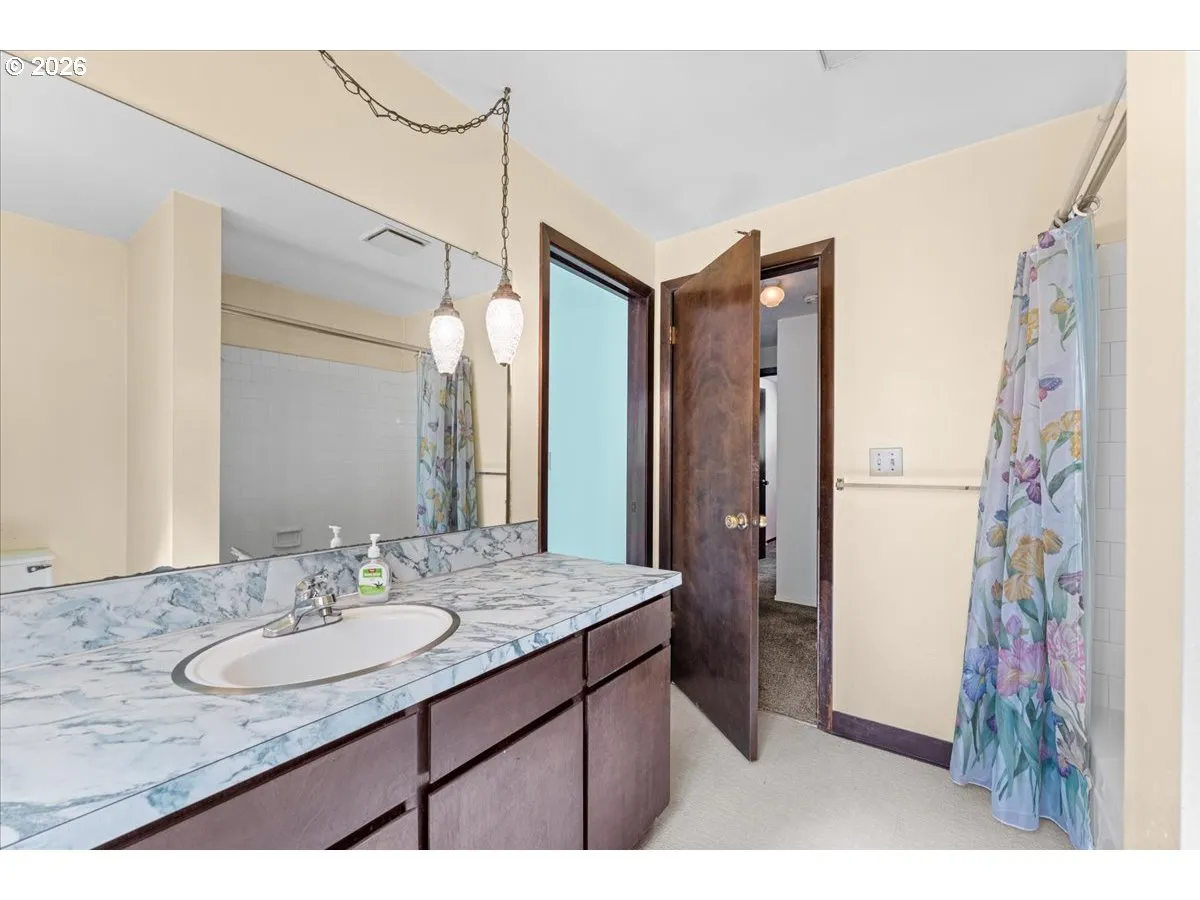 Bathroom, Continental-Upper