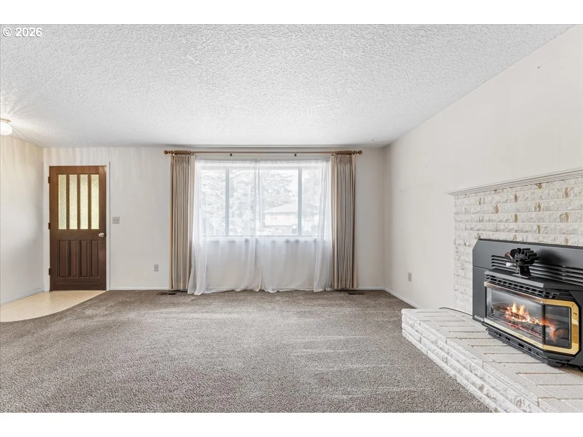 Living Room/Entrance