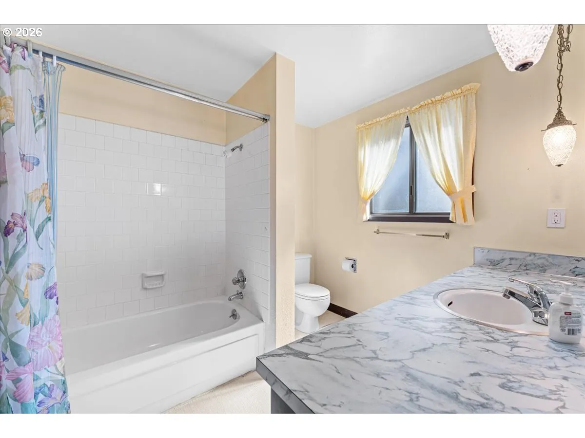Bathroom, Continental-Upper