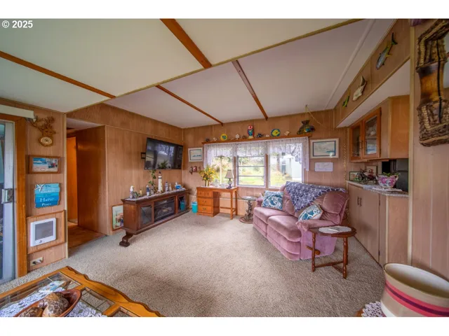 Living Room/Entrance