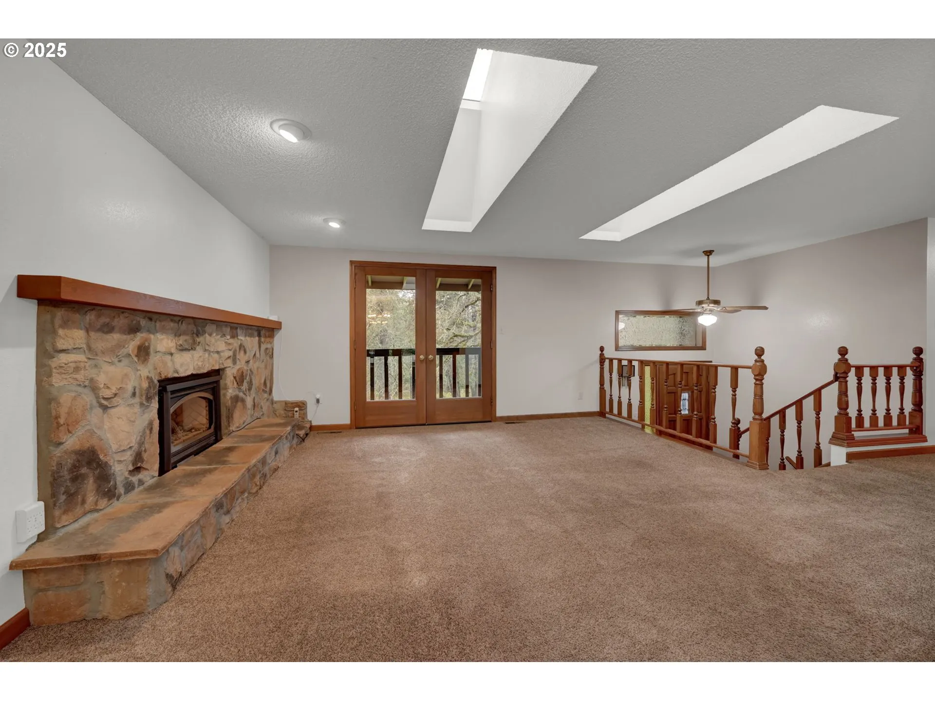 Living Room-Fireplace