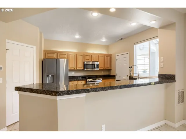 Kitchen-Breakfast Bar