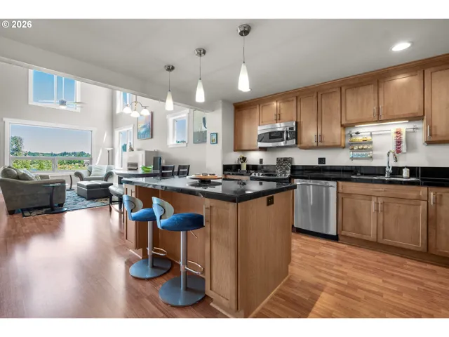 Kitchen-Breakfast Bar