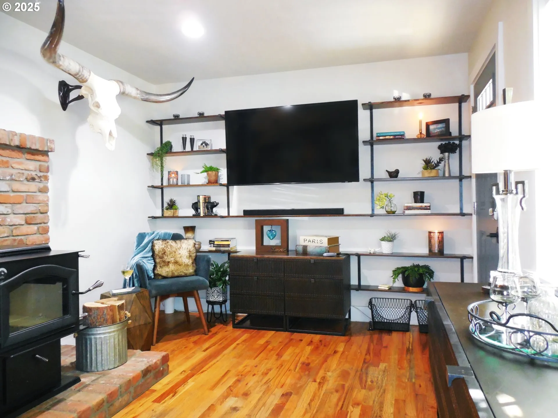 Living Room/Entrance