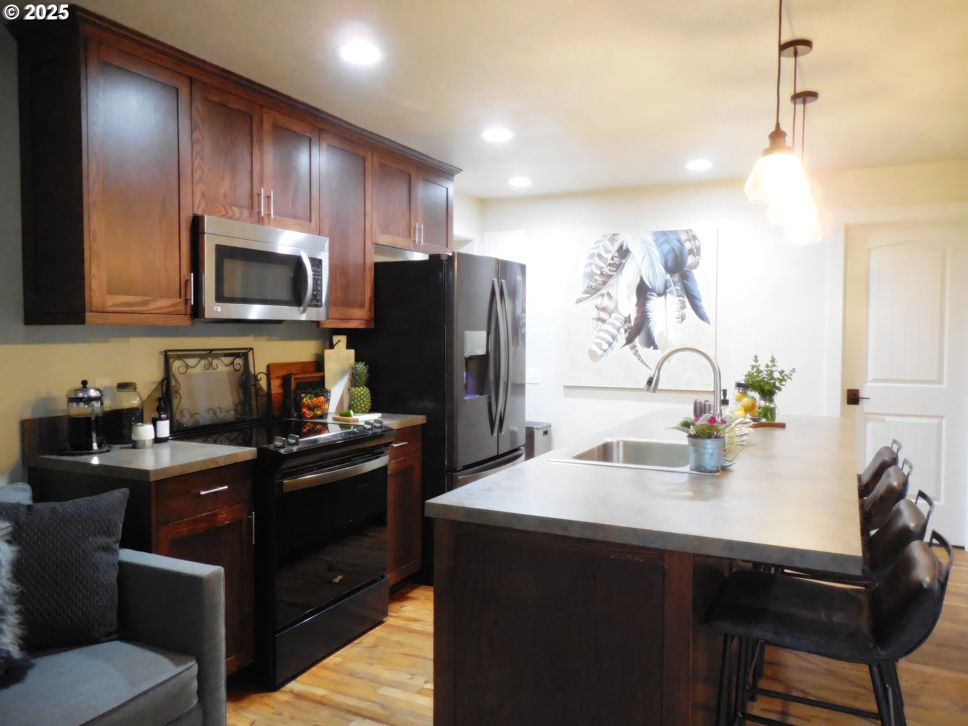 Kitchen-Breakfast Bar