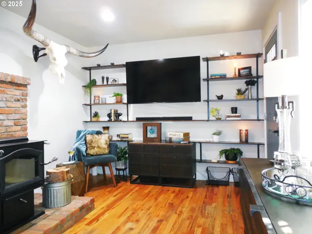 Living Room/Entrance