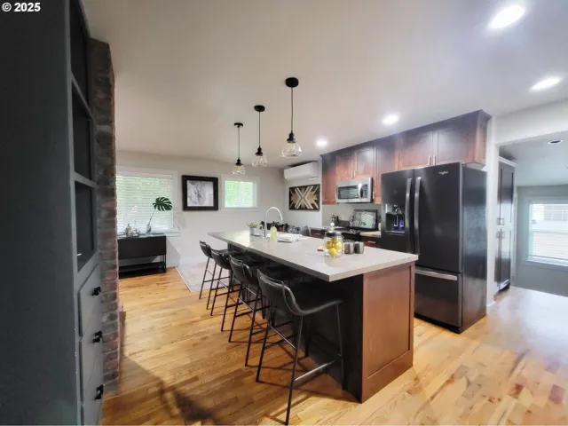 Kitchen-Breakfast Bar