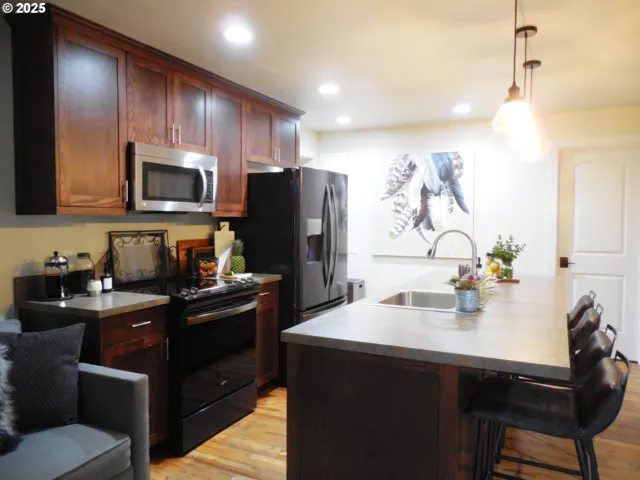 Kitchen-Breakfast Bar