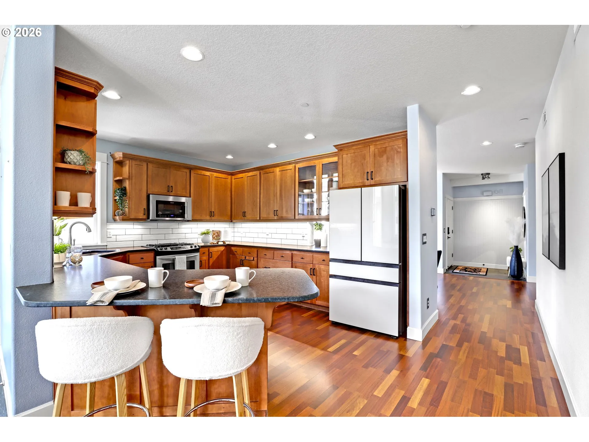 Kitchen-Breakfast Bar
