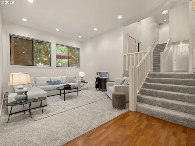 Living Room/Entrance