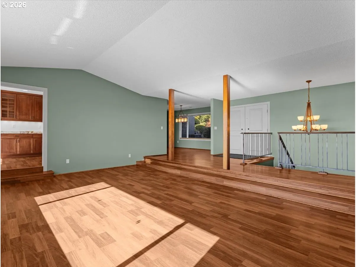 Living Room/Entrance