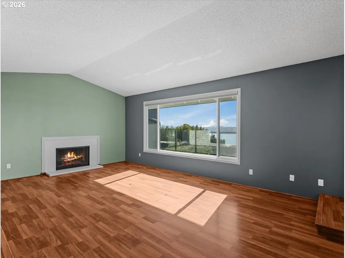 Living Room-Vaulted Ceilings