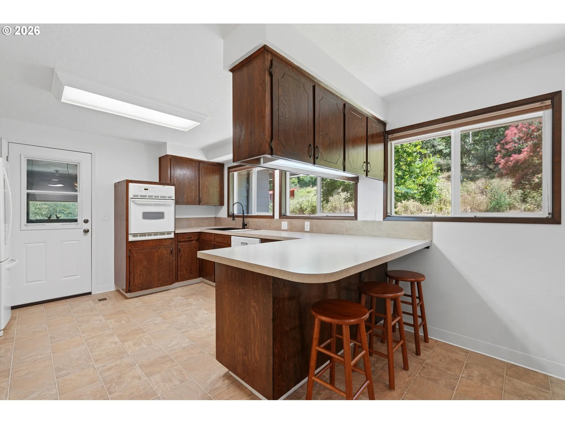 Kitchen-Breakfast Bar
