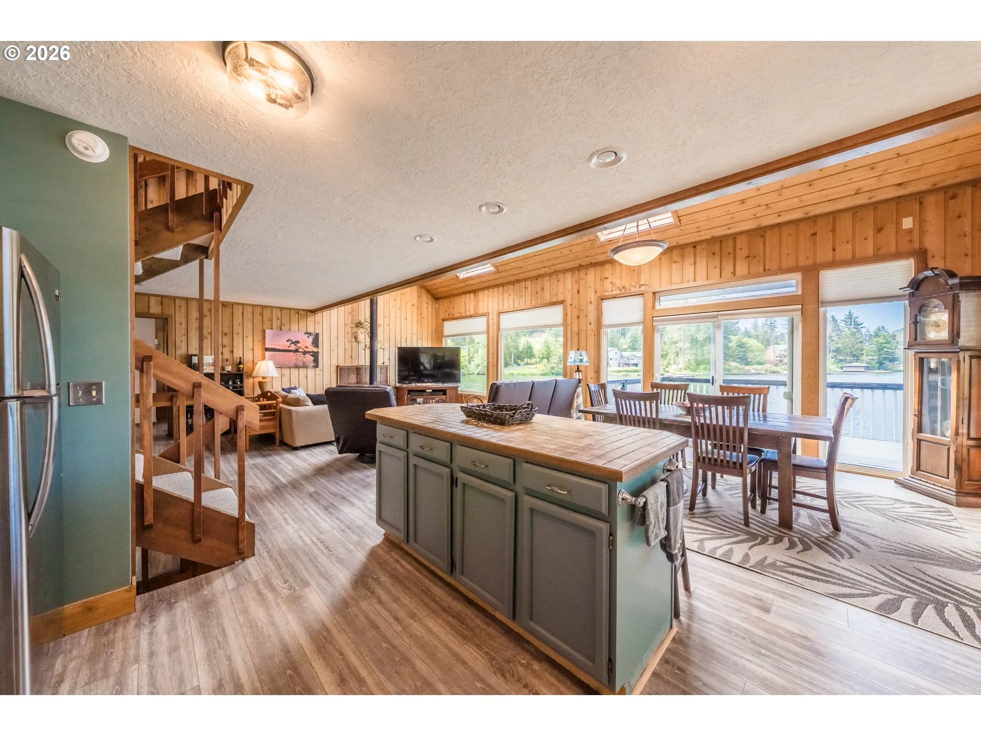 Kitchen-Breakfast Bar