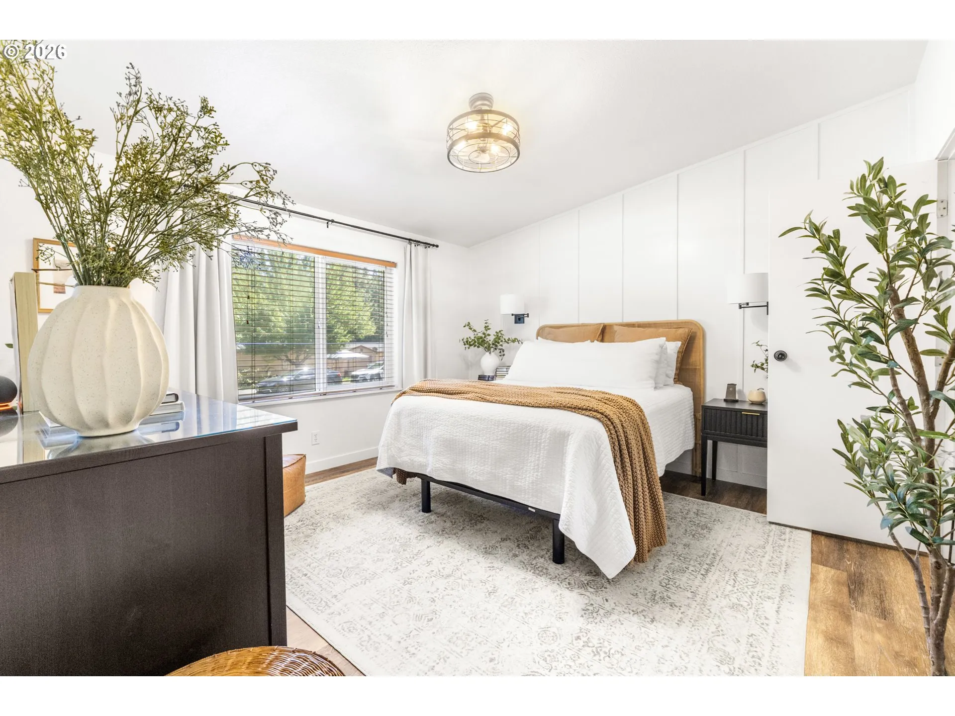Bedroom, Owner's Suite-Vaulted Ceilings