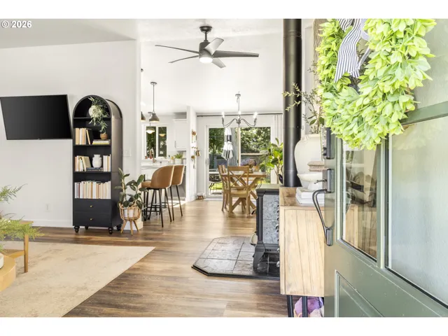 Living Room/Entrance