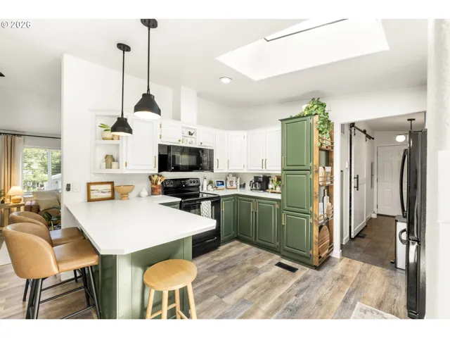 Kitchen-Breakfast Bar