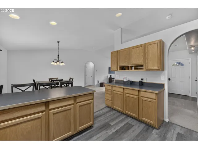 Kitchen-Breakfast Bar
