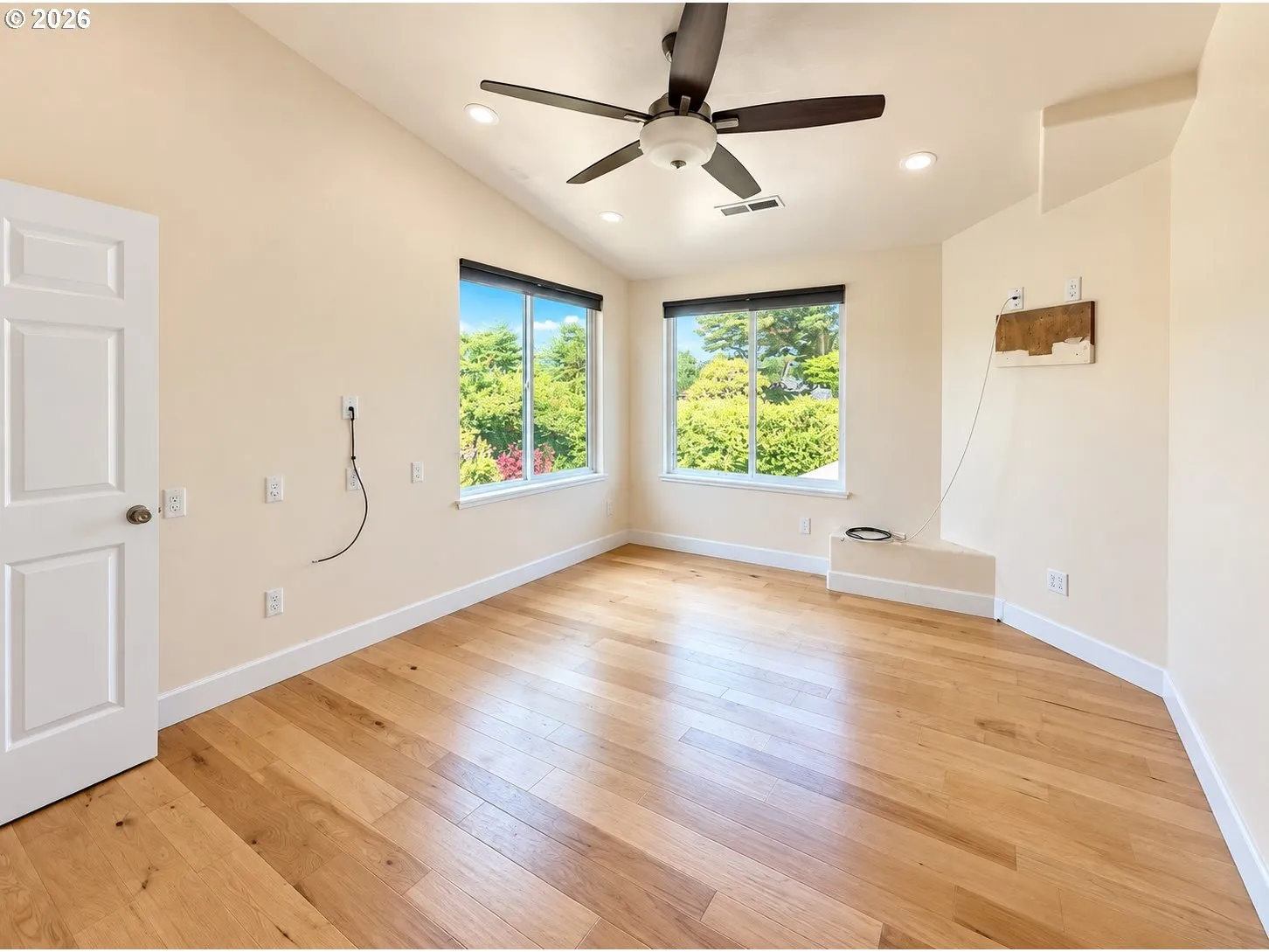 Living Room/Entrance