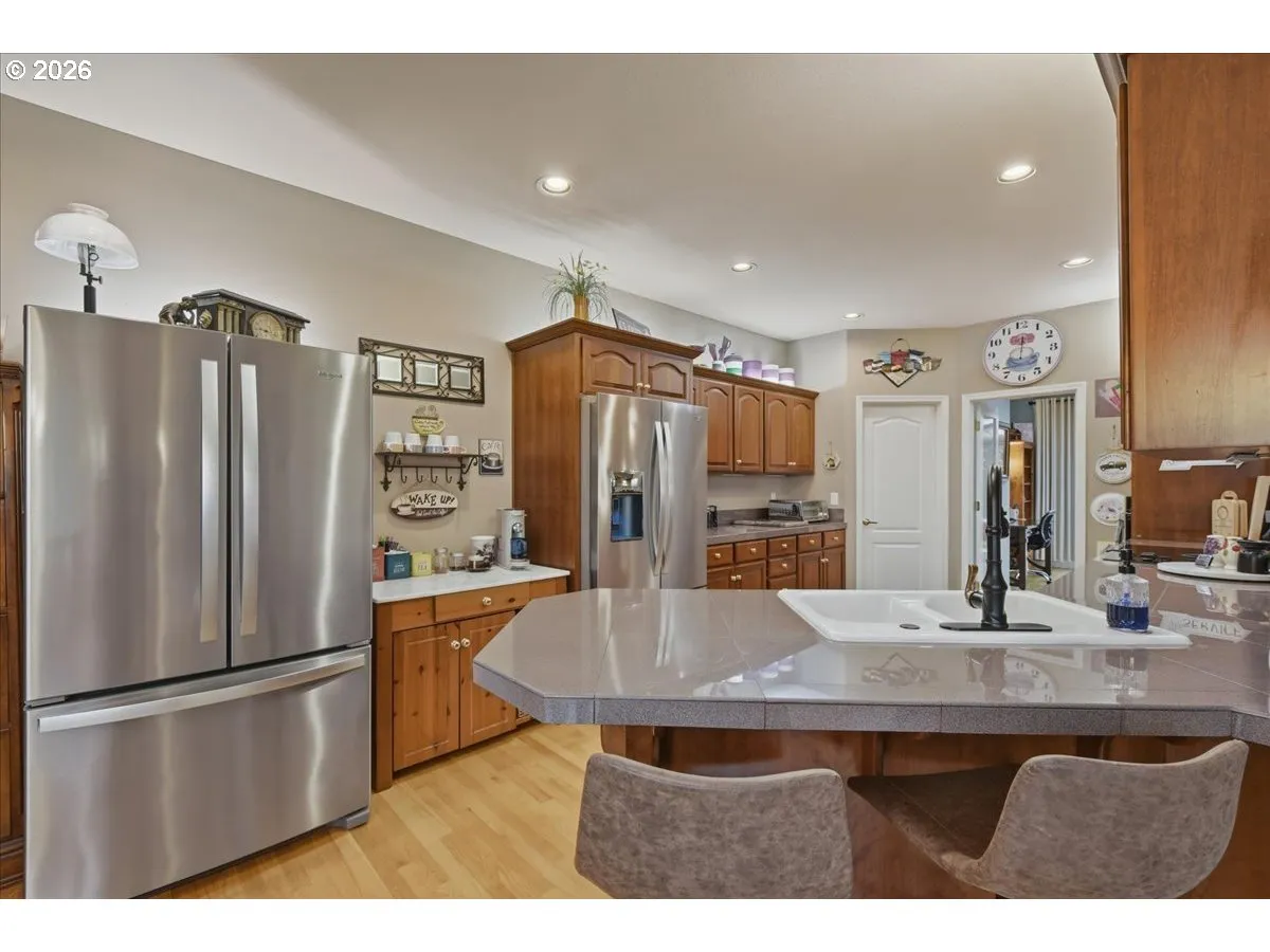 Kitchen-Breakfast Bar