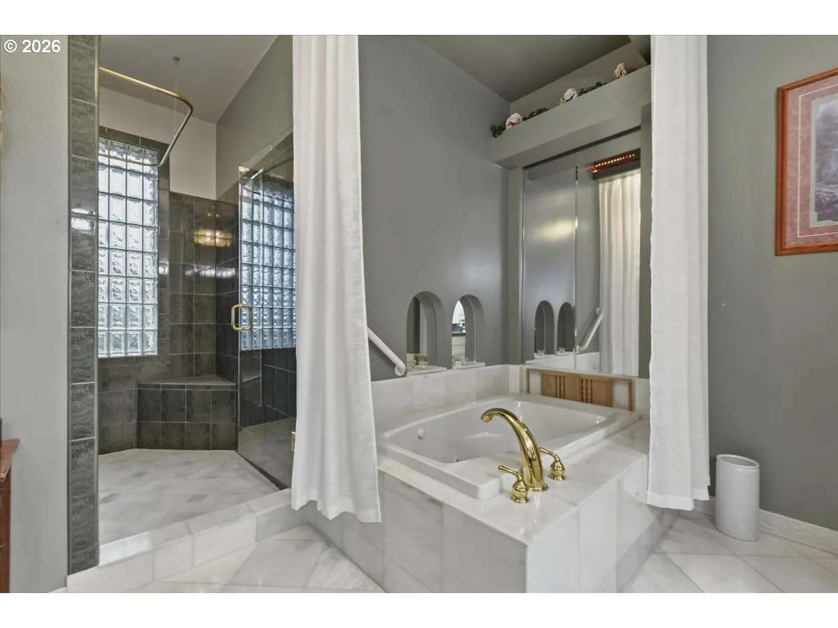 Bathroom-Walk in Shower
