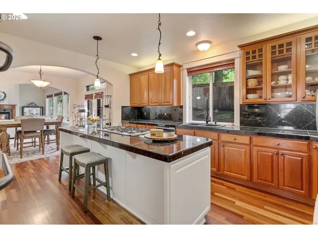 Kitchen-Breakfast Bar