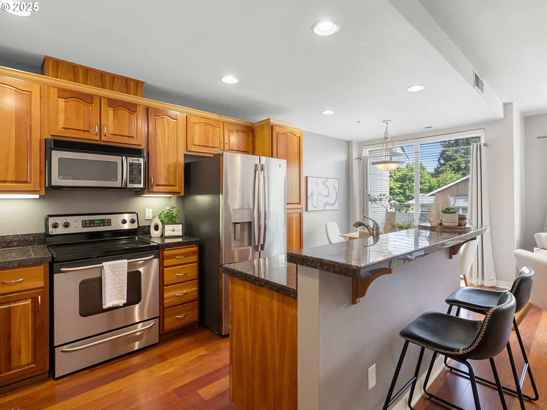 Kitchen-Breakfast Bar