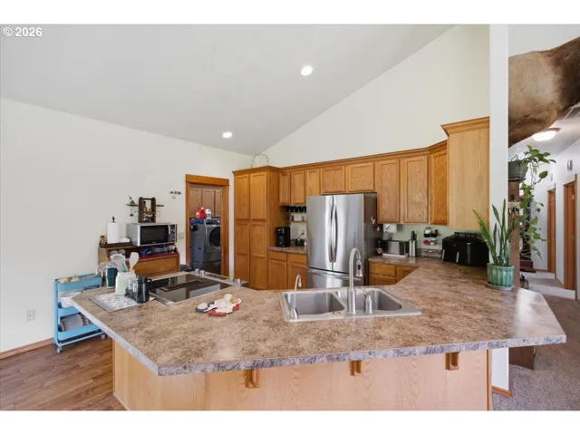 Kitchen-Breakfast Bar