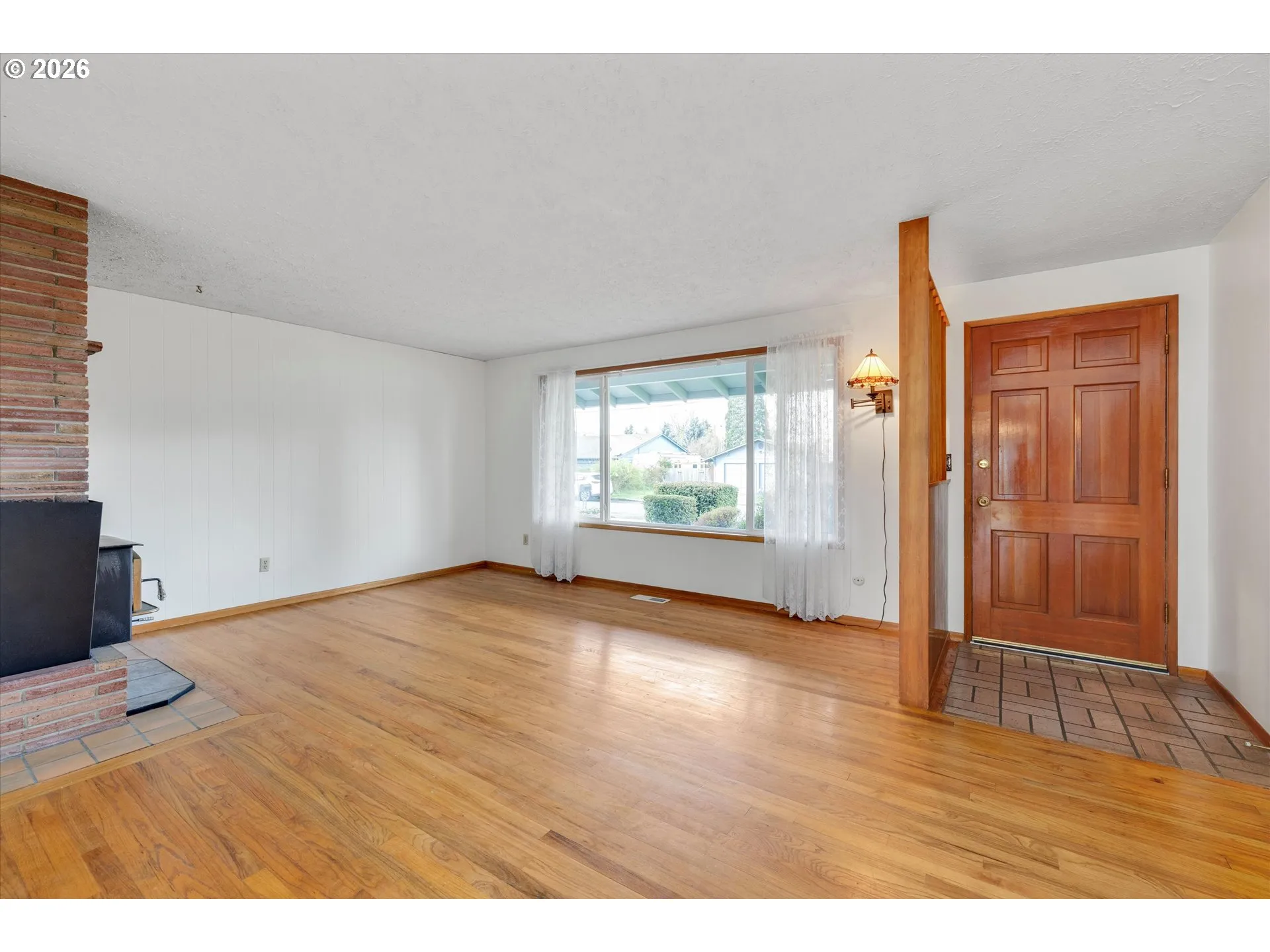 Living Room/Entrance