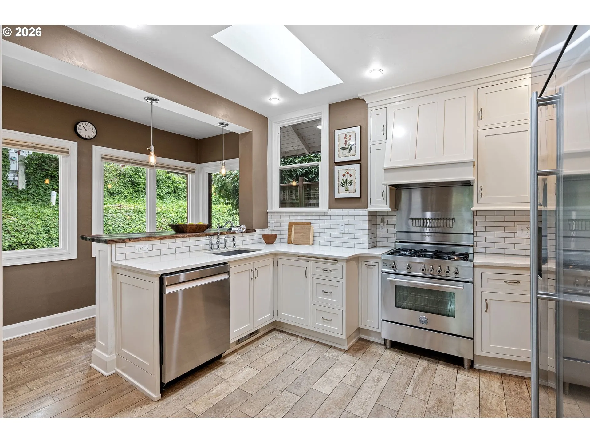 Kitchen-Breakfast Bar