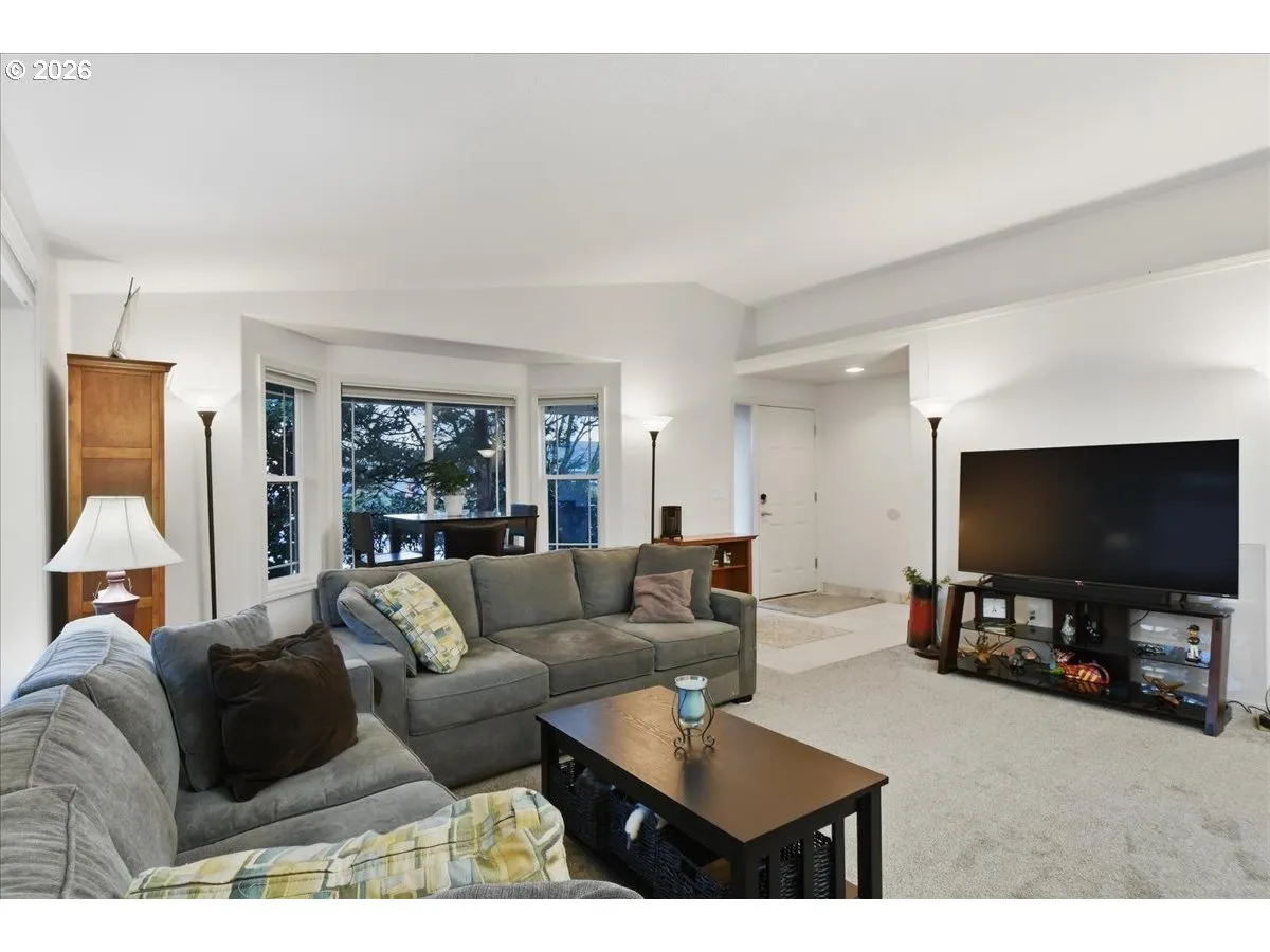 Living Room/Entrance