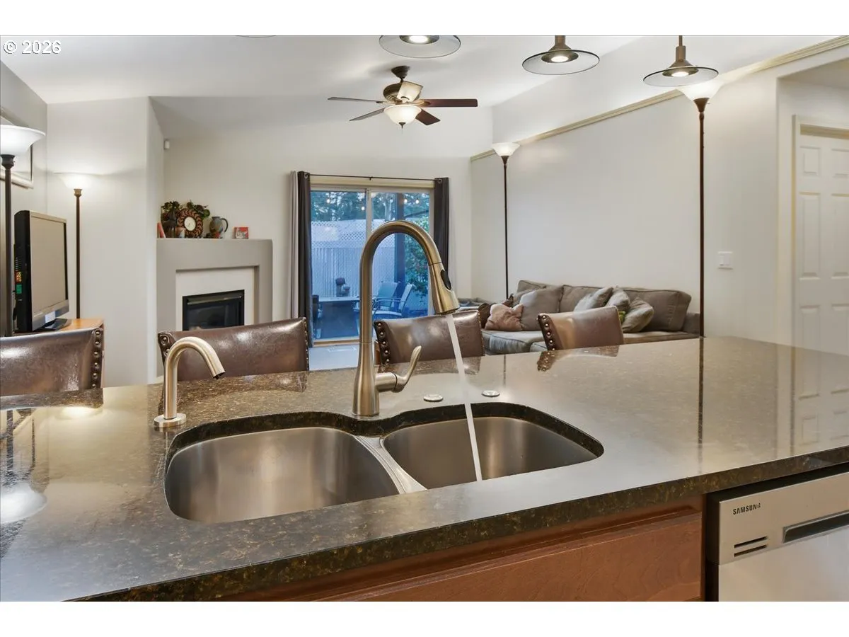 Kitchen-Breakfast Bar
