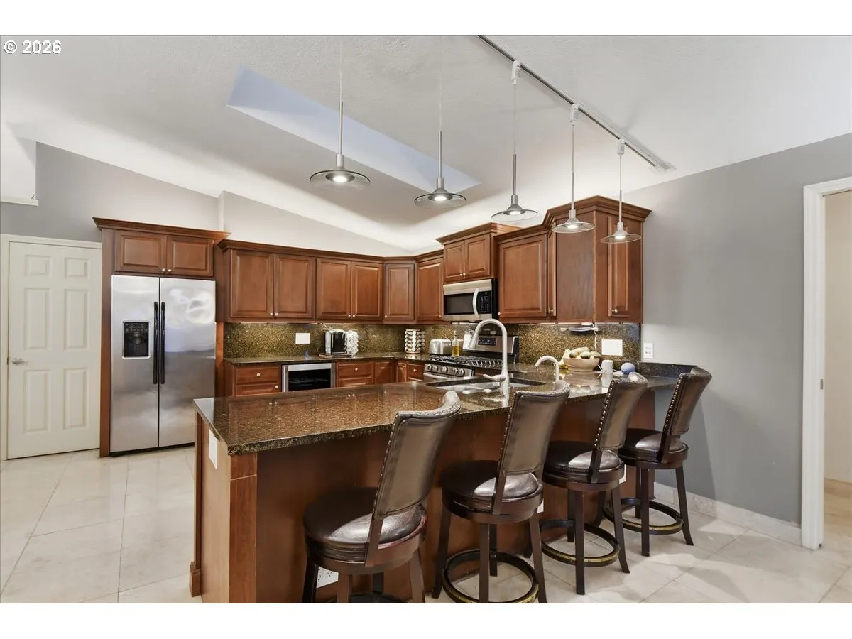 Kitchen-Breakfast Bar