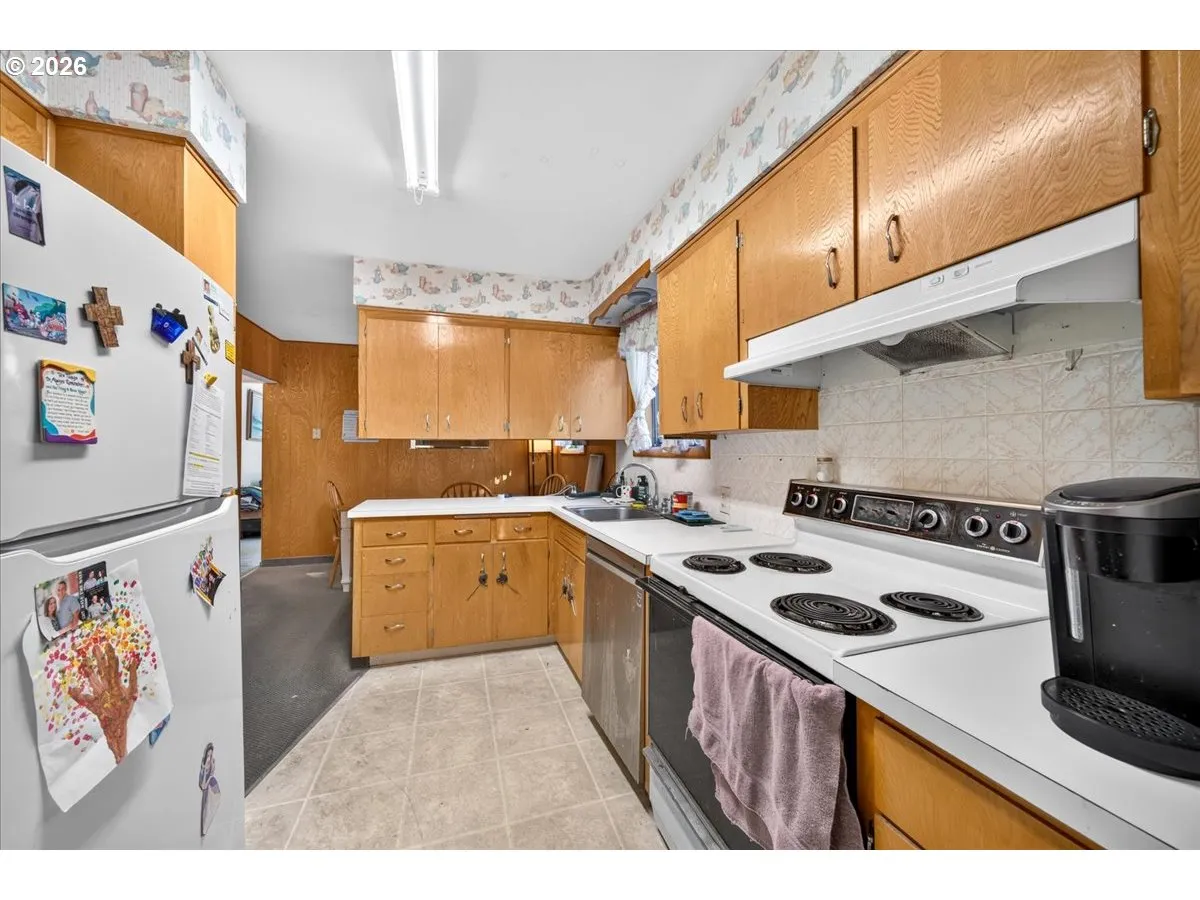 Kitchen-Eating Area