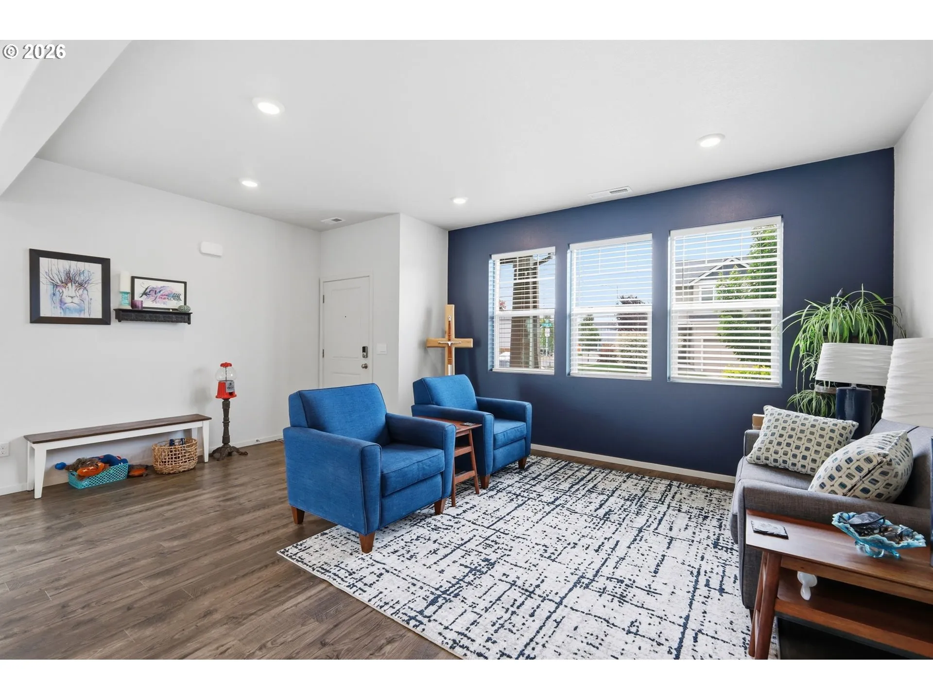 Living Room/Entrance