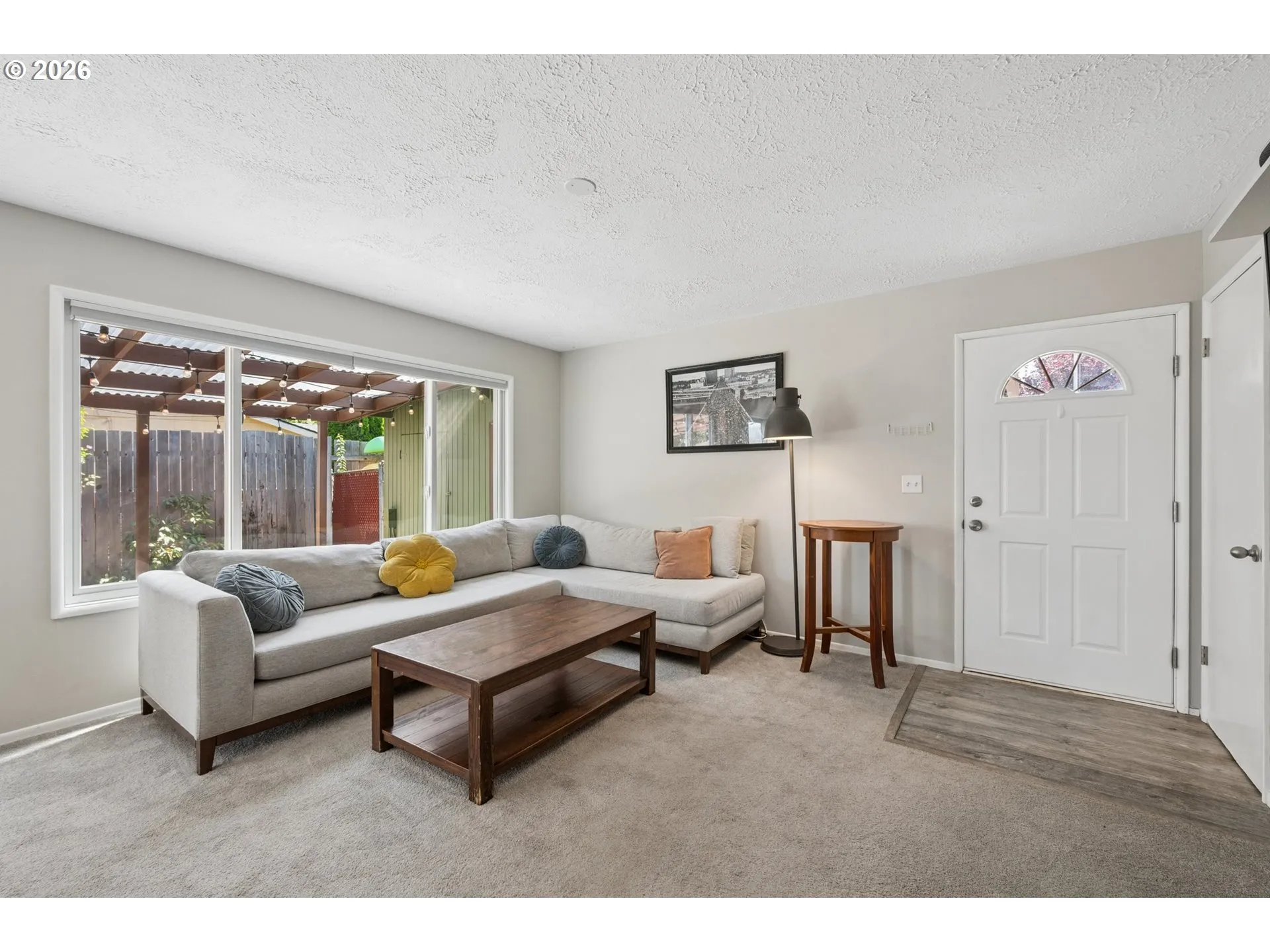Living Room/Entrance
