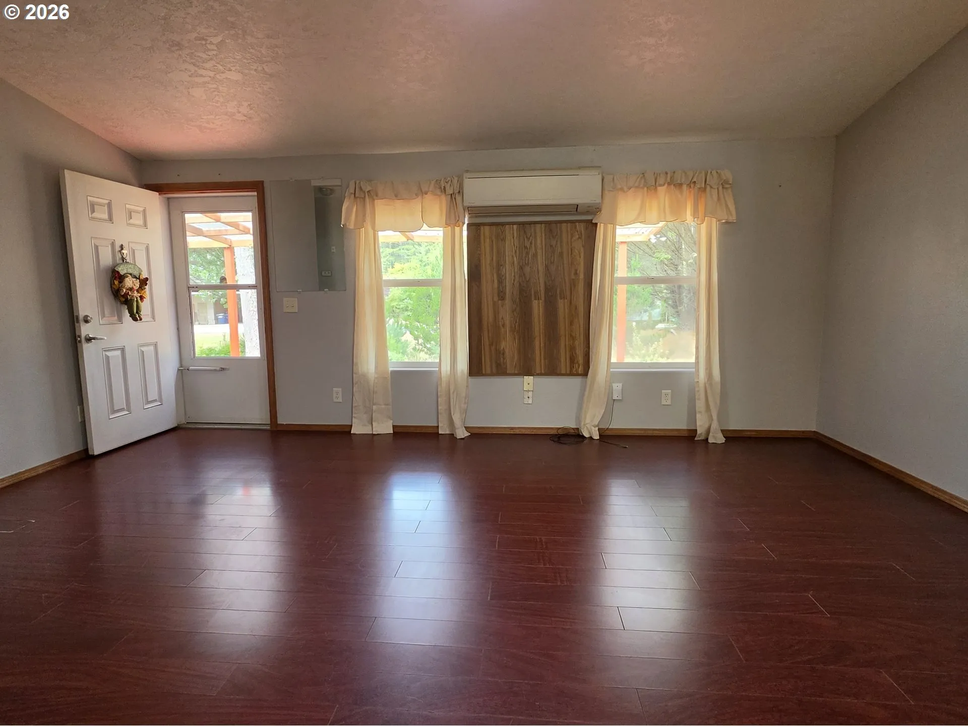 Living Room/Entrance