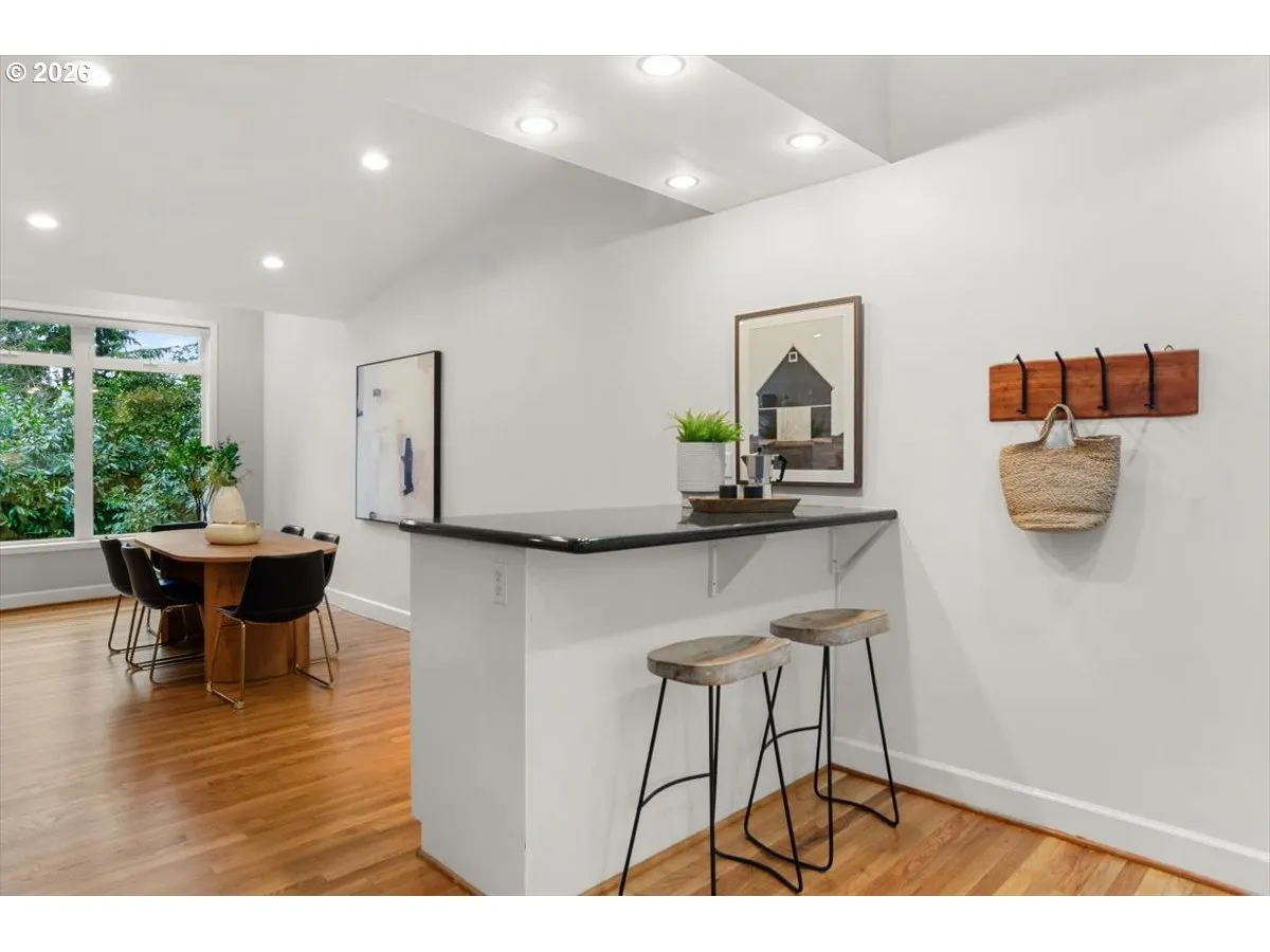 Kitchen-Breakfast Bar