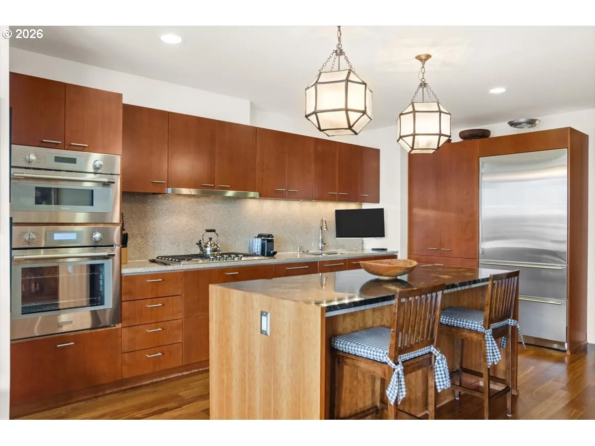 Kitchen-Breakfast Bar