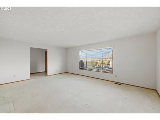 Living Room/Entrance